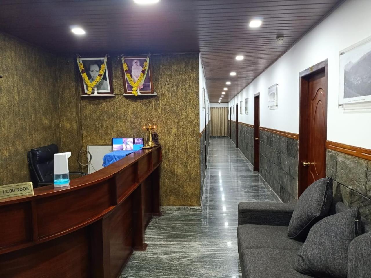Hotelgurubhavan 蒙纳 外观 照片