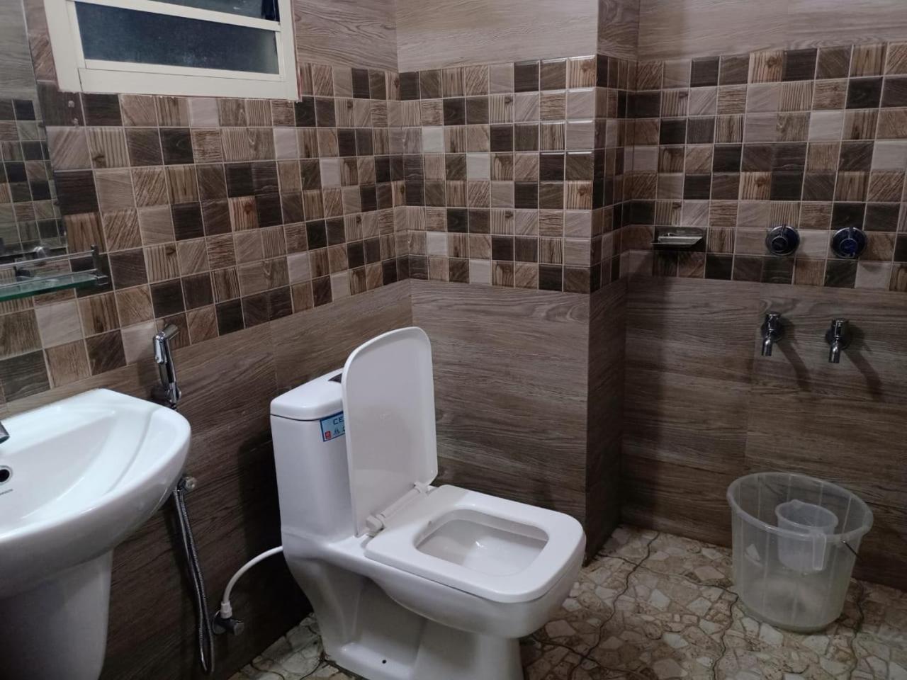 Hotelgurubhavan 蒙纳 外观 照片